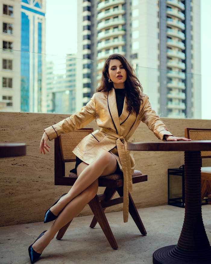 digital-01 elegant-woman-posing-in-urban-outdoor-setting-33322853